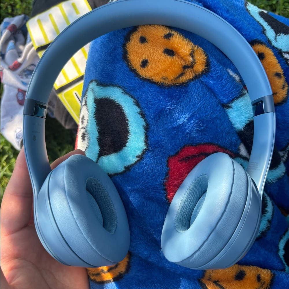 Beats Solo 4. Baby blue.